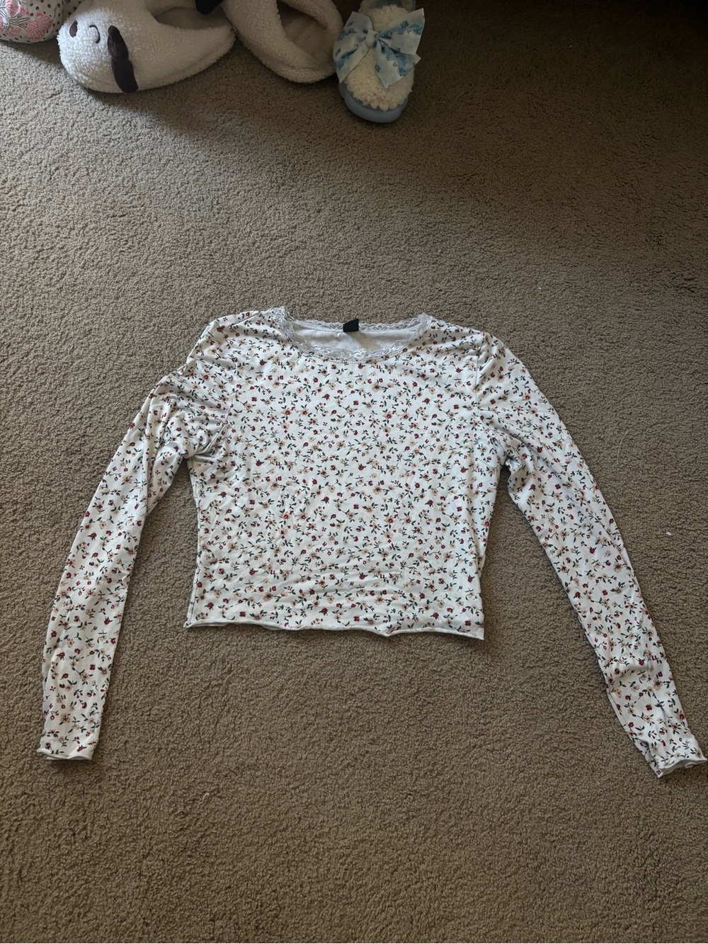 SHEIN White Long-Sleeve Crop Top with Red Floral Print